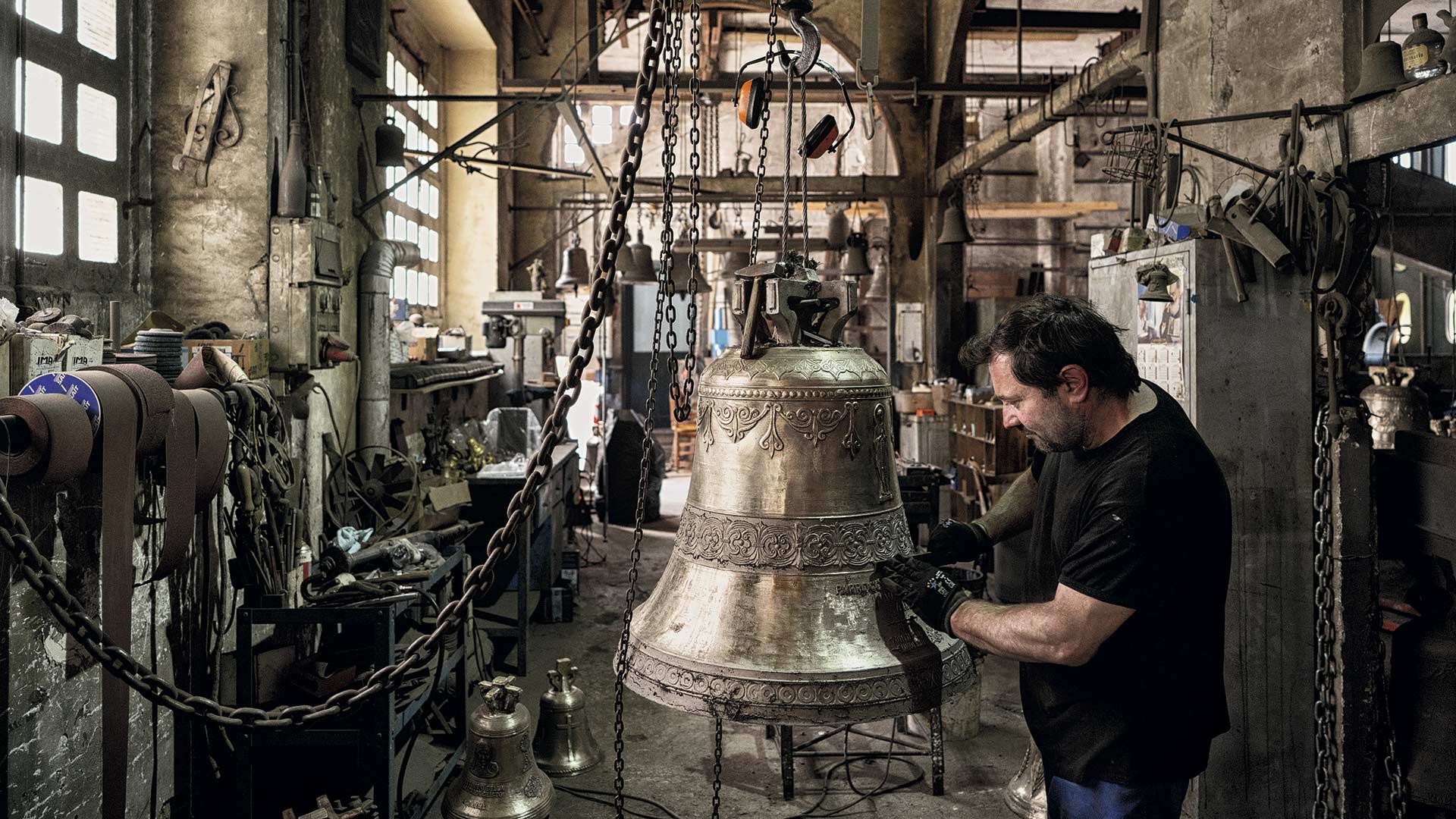 ¿Quién 'dobla' las campanas? Entramos en la fundición más antigua del mundo