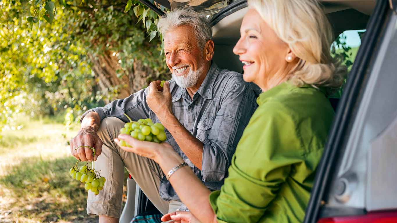 Una pareja comiendo fruta